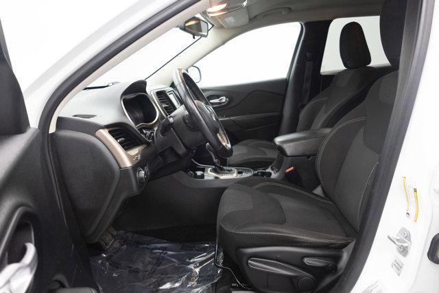 Photo of 2015 Bright White Jeep Cherokee