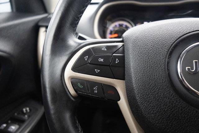 Photo of 2015 Bright White Jeep Cherokee