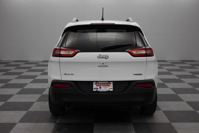 Photo of 2015 Bright White Jeep Cherokee
