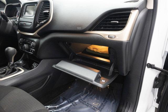 Photo of 2015 Bright White Jeep Cherokee