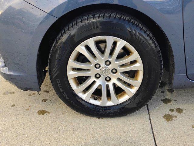 Photo of 2014 Blue Toyota Sienna