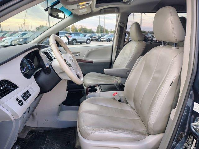 Photo of 2014 Blue Toyota Sienna
