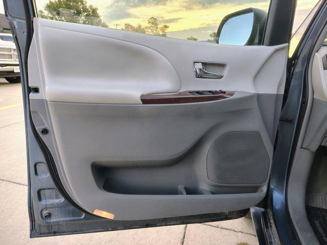 Photo of 2014 Blue Toyota Sienna