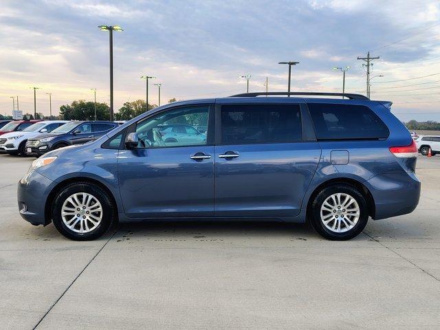 Photo of 2014 Blue Toyota Sienna
