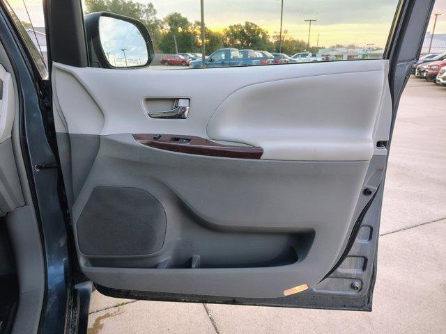 Photo of 2014 Blue Toyota Sienna
