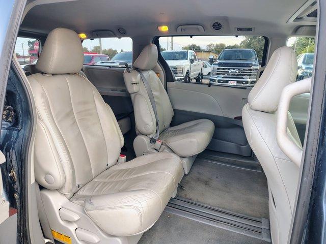 Photo of 2014 Blue Toyota Sienna