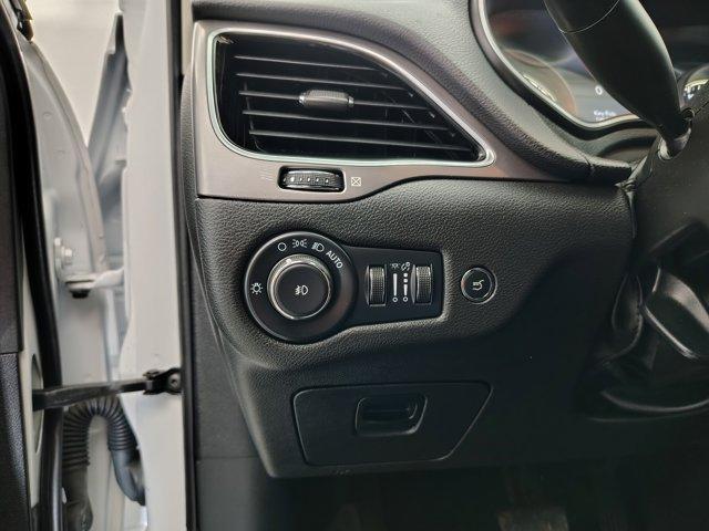 Photo of 2022 Bright White Jeep Cherokee
