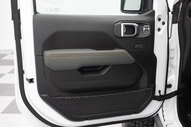 Photo of 2025 Bright White Jeep Gladiator