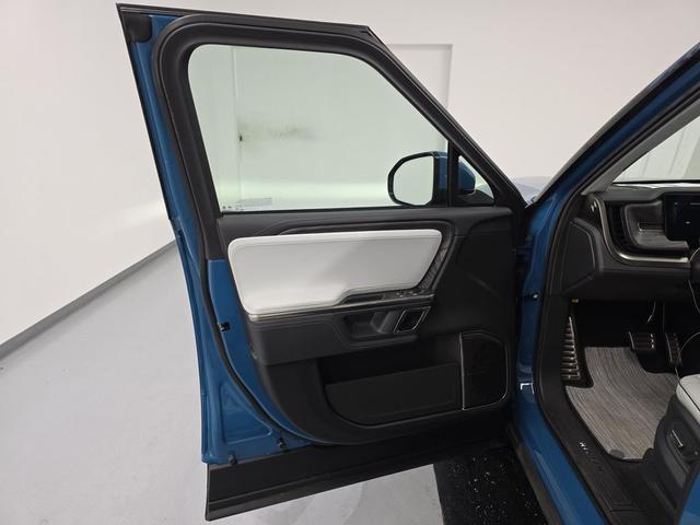 Photo of 2022 Rivian Blue Rivian R1T