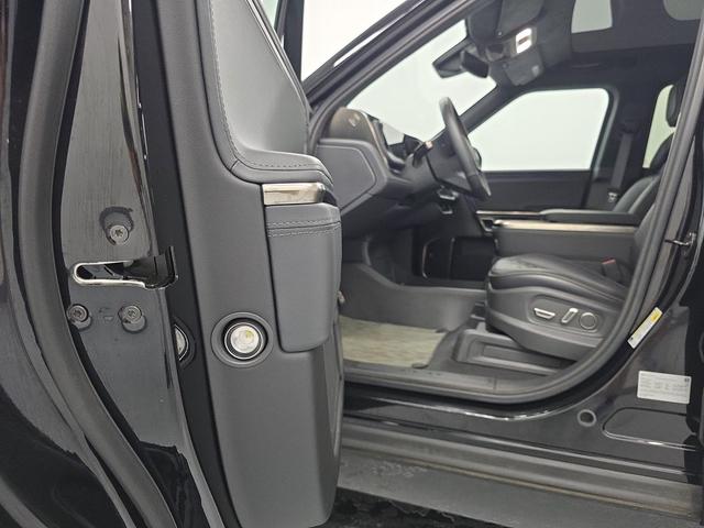 Photo of 2024 Midnight Rivian R1S