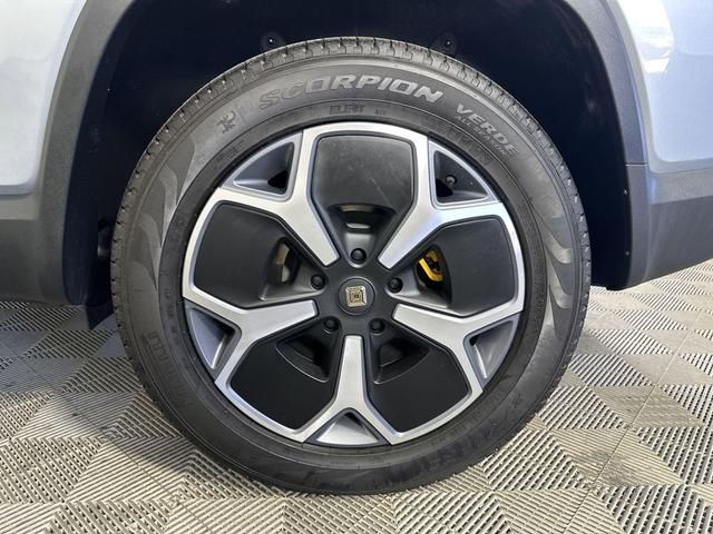 Photo of 2024 LA Silver Rivian R1S