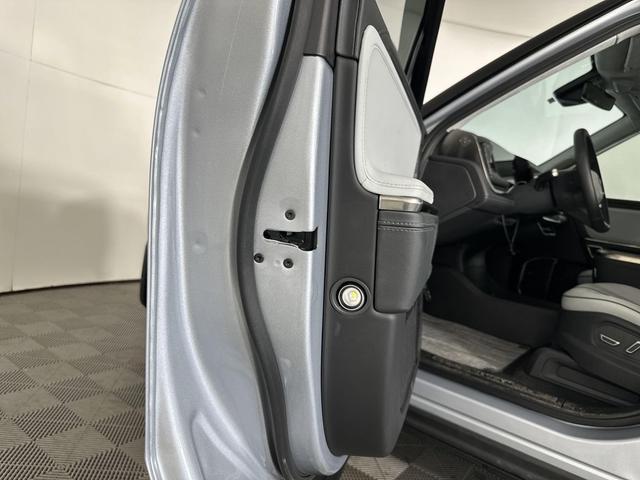 Photo of 2024 LA Silver Rivian R1S