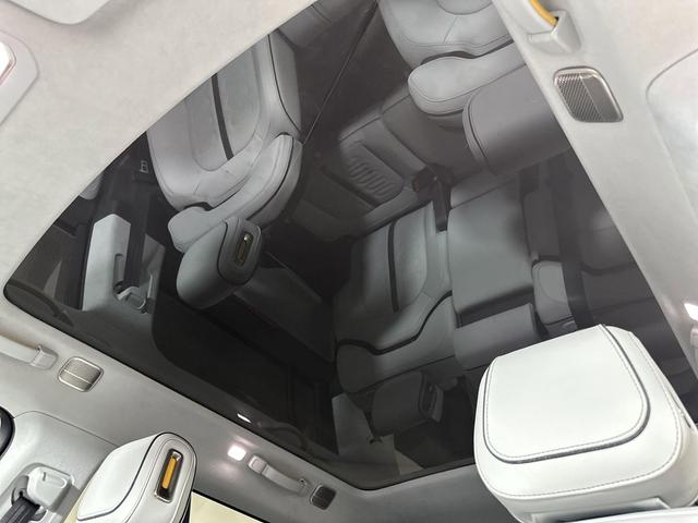 Photo of 2024 LA Silver Rivian R1S