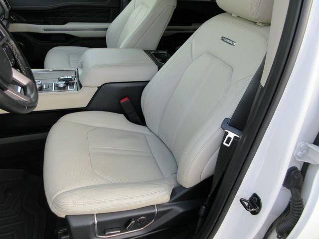 Photo of 2021 Star White Metallic Tri-Coat Ford Expedition Max