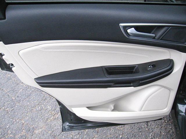 Photo of 2024 Green Metallic Ford Edge