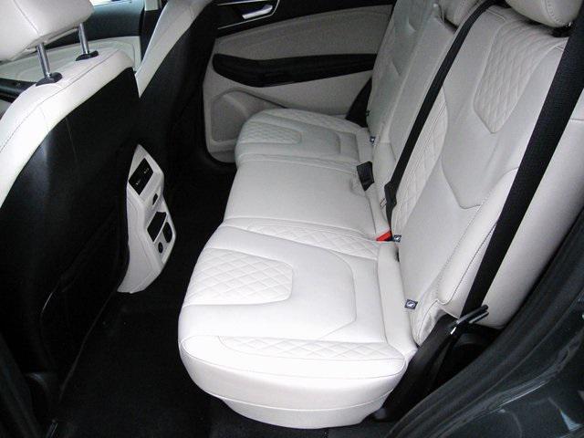 Photo of 2024 Green Metallic Ford Edge