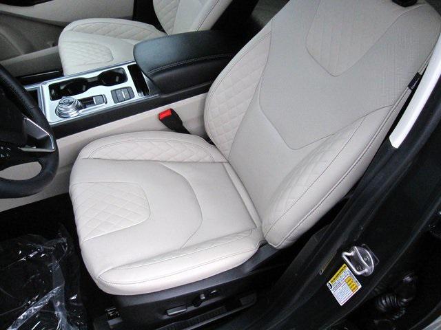 Photo of 2024 Green Metallic Ford Edge