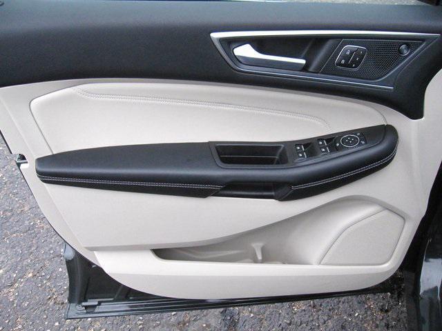 Photo of 2024 Green Metallic Ford Edge