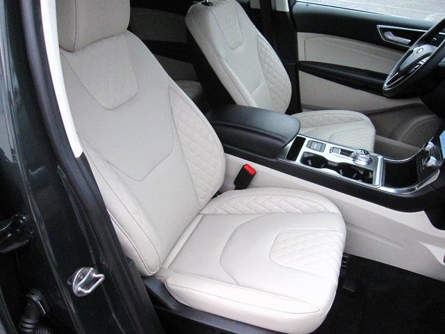 Photo of 2024 Green Metallic Ford Edge