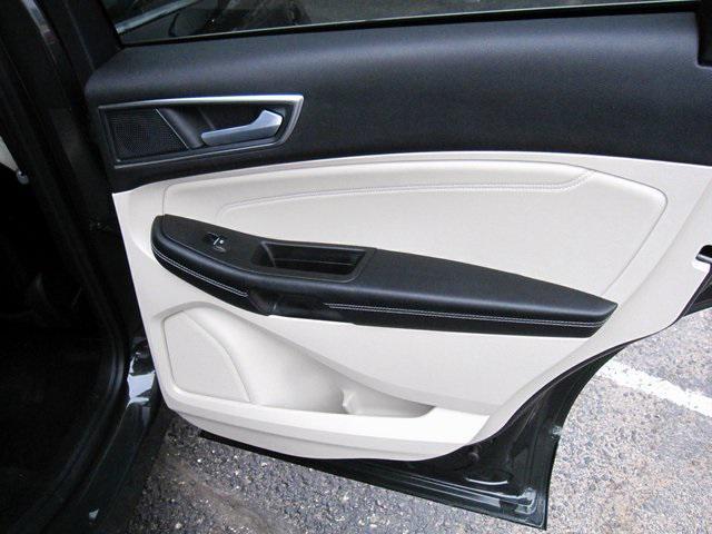 Photo of 2024 Green Metallic Ford Edge