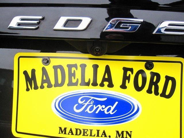 Photo of 2024 Green Metallic Ford Edge