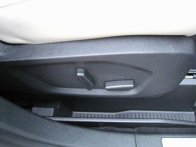 Photo of 2024 Green Metallic Ford Edge