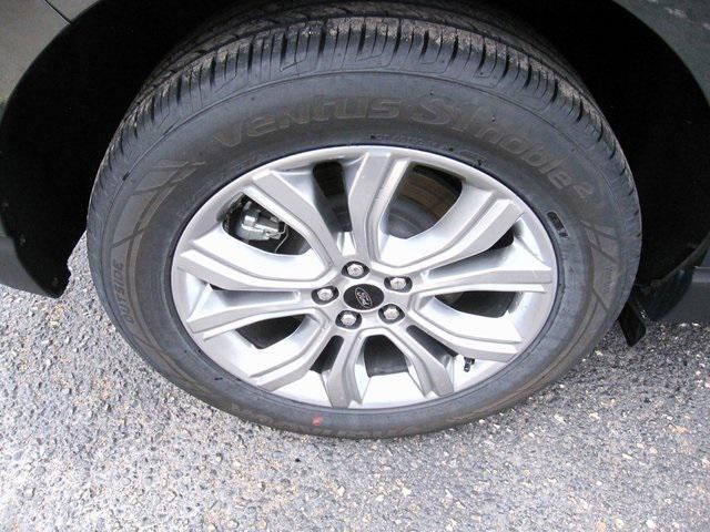 Photo of 2024 Green Metallic Ford Edge
