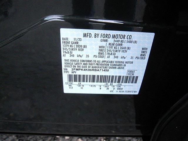 Photo of 2024 Green Metallic Ford Edge