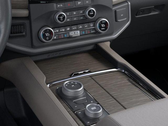 Photo of 2024 Iconic Silver Metallic Ford Expedition