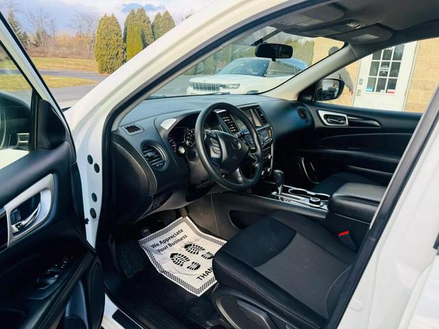 Photo of 2019 Glacier White Nissan Pathfinder