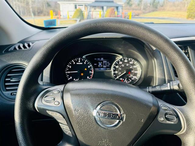 Photo of 2019 Glacier White Nissan Pathfinder
