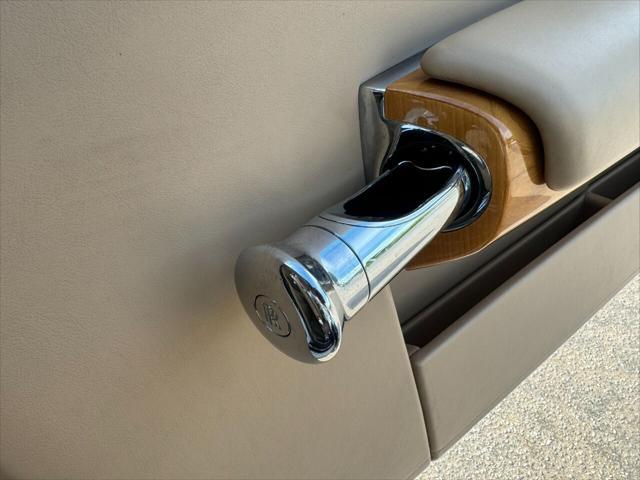 Photo of 2010 White / Silver Rolls-Royce Phantom Drophead Coupe