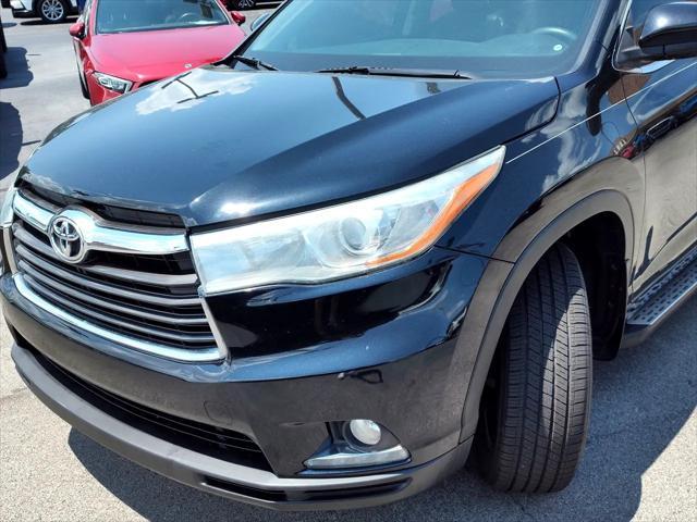 Photo of 2016 Midnight Black Metallic Toyota Highlander
