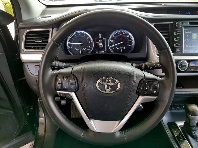 Photo of 2016 Midnight Black Metallic Toyota Highlander
