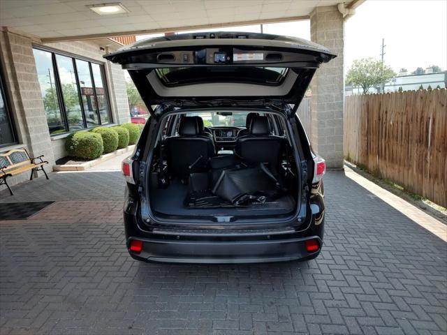 Photo of 2016 Midnight Black Metallic Toyota Highlander