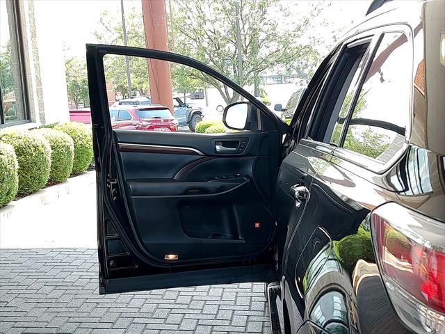 Photo of 2016 Midnight Black Metallic Toyota Highlander