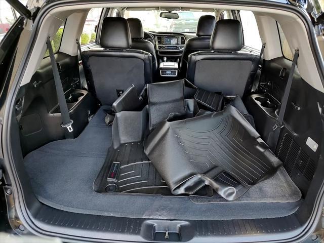 Photo of 2016 Midnight Black Metallic Toyota Highlander