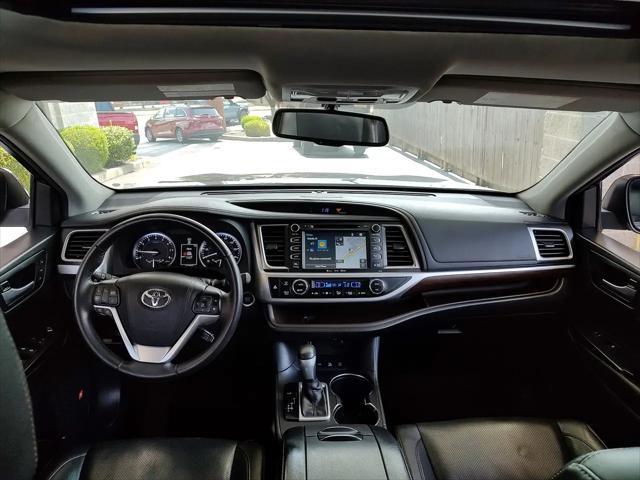 Photo of 2016 Midnight Black Metallic Toyota Highlander
