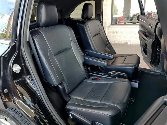 Photo of 2016 Midnight Black Metallic Toyota Highlander