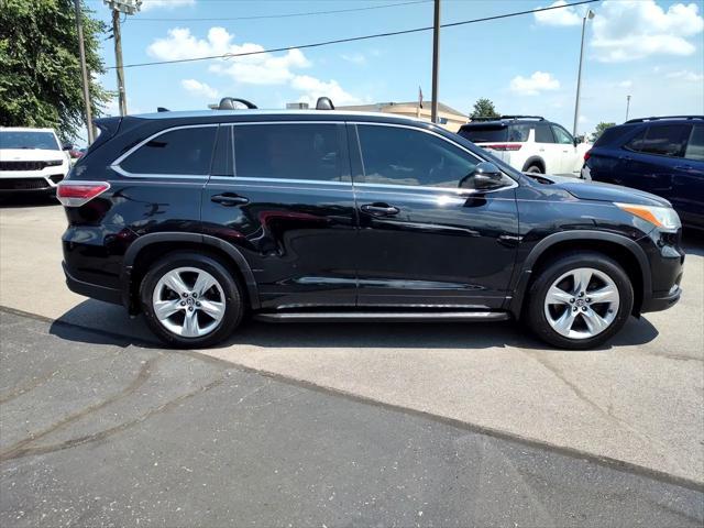 Photo of 2016 Midnight Black Metallic Toyota Highlander