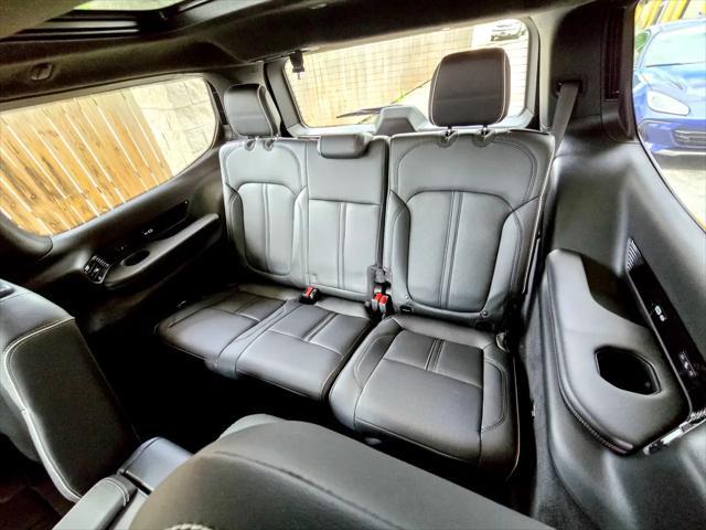 Photo of 2024 Diamond Black Crystal Pearlcoat Jeep Grand Wagoneer