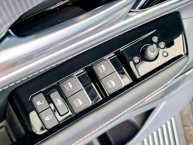 Photo of 2024 Diamond Black Crystal Pearlcoat Jeep Grand Wagoneer