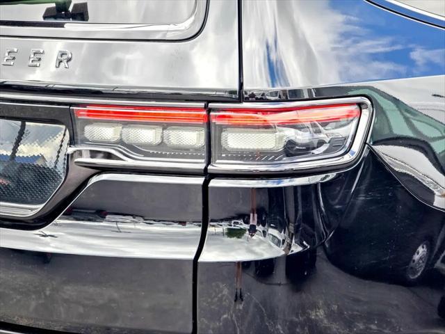 Photo of 2024 Diamond Black Crystal Pearlcoat Jeep Grand Wagoneer