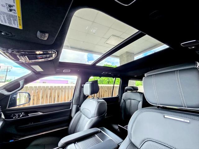 Photo of 2024 Diamond Black Crystal Pearlcoat Jeep Grand Wagoneer