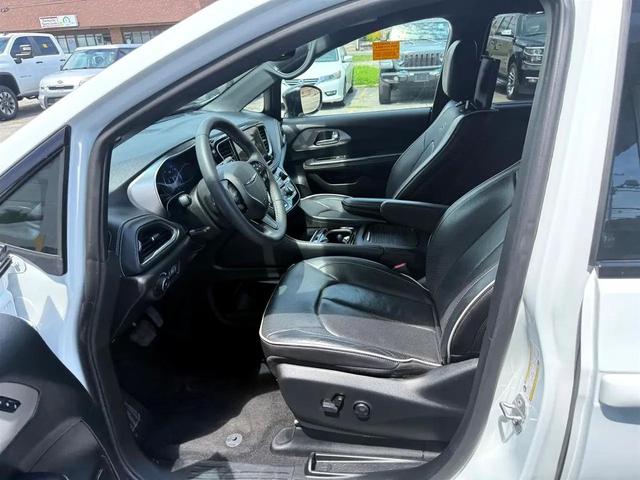 Photo of 2023 Bright White Clearcoat Chrysler Pacifica