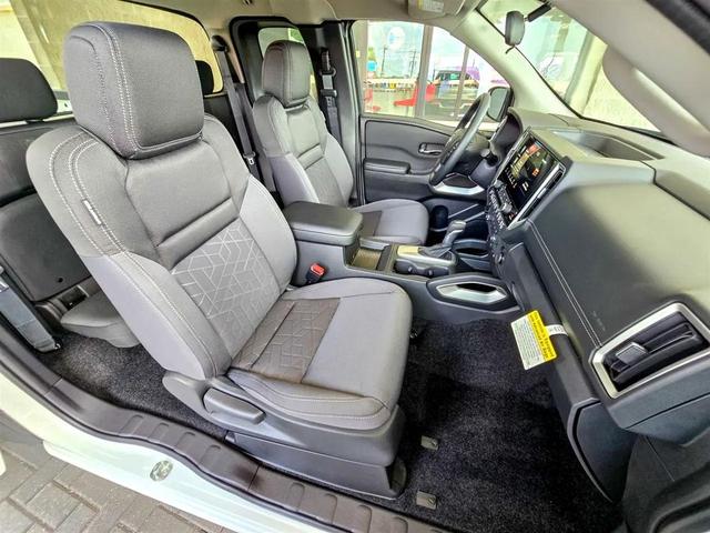 Photo of 2025 Glacier White Nissan Frontier