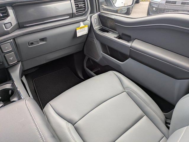 Photo of 2025 Oxford White Ford F-150 Lightning