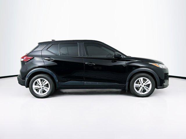 Photo of 2023 Super Black Nissan Kicks