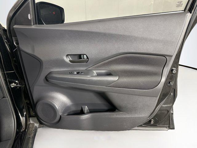 Photo of 2023 Super Black Nissan Kicks