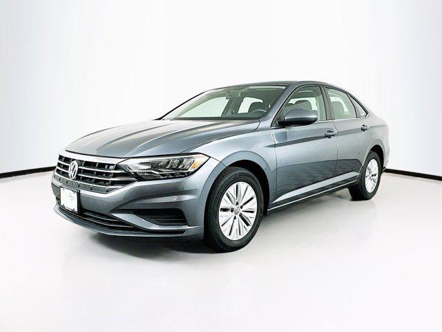 Photo of 2019 Platinum Gray Metallic Volkswagen Jetta